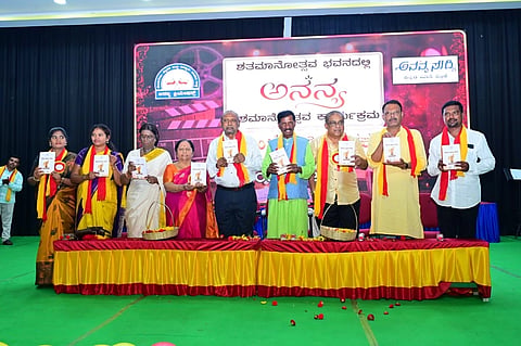 ಚನ್ನಪಟ್ಟಣದಲ್ಲಿ ಹಮ್ಮಿಕೊಂಡಿದ್ದ ಕಾರ್ಯಕ್ರಮದಲ್ಲಿ ಬೊಂಬೆ ನಾಡಿನ ಬೆಳಕು ಪುಸ್ತಕವನ್ನು ನಾದಬ್ರಹ್ಮ ಹಂಸಲೇಖ ಬಿಡುಗಡೆ ಮಾಡಿದರು. ಲತಾ ಹಂಸಲೇಖ, ಇಂದಿರಾ ಕೃಷ್ಣಪ್ಪ, ಡಾ. ಬಂಜಗೆರೆ ಜಯಪ್ರಕಾಶ್, ಪ್ರೊ. ಕಾಳೇಗೌಡ ನಾಗವಾರ, ಡಾ. ಅಪ್ಪಗೆರೆ ತಿಮ್ಮರಾಜು, ರವೀಂದ್ರ ಸಿರವರ,  ಧನಂಜಯ, ರಾಜೇಶ್ ರಾಂಪುರ ಇತರರು ಇದ್ದರು. 