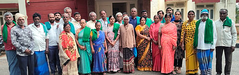 ಬೆಳೆ ಕಟಾವಿಗೆ ಅವಕಾಶ ನೀಡುವಂತೆ ರೈತ ಮುಖಂಡರಾದ ಜಗದಾಪುರ ರಾಮೇಗೌಡ, ವಿರುಪಾಪುರ ರಮೇಶ್​, ಕೋದಂಡರಾಮು, ಕೃಷ್ಣ ಹಾಗೂ ವಿವಾದಿತ ಜಮೀನಿನಲ್ಲಿ ಭತ್ತ ಹಾಕಿರುವ ರೈತರು ಪ್ರತಿಭಟಿಸಿದರು.