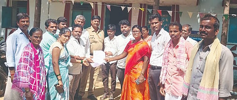 ಕರ್ನಾಟಕ ಪ್ರಾಂತ ರೈತ ಸಂಘದ ತಾಲೂಕು ಸಮಿತಿ ಸದಸ್ಯರು ಗಂಗಾವತಿ ತಾಲೂಕಿನ ಢಣಾಪುರ ಗ್ರಾಪಂ ಪಿಡಿಒ ಮನೋರಮಾಗೆ ಮಗಳವಾರ ಮನವಿ ಸಲ್ಲಿಸಿದರು. ತಾಲೂಕಾಧ್ಯಕ್ಷ ಶ್ರೀನಿವಾಸ ಹೊಸಳ್ಳಿ, ಕಾರ್ಯದರ್ಶಿ ಮುತ್ತಣ್ಣ ದಾಸನಾಳ್, ಪದಾಧಿಕಾರಿಗಳಾದ ಬಸವರಾಜ ಆನೆಗೊಂದಿ, ಹನುಮಂತ ಹೆಬ್ಬಾಳ, ಆಂಜನೇಯ, ಶಾರದಮ್ಮ, ಲಕ್ಷ್ಮೀ ಇತರರಿದ್ದರು.