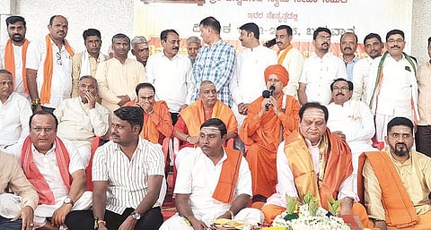 ಗಂಗಾವತಿ ಶ್ರೀ ಚನ್ನಮಲ್ಲಿಕಾರ್ಜುನ ಪುರಾಣ ಮಂಟಪದಲ್ಲಿ ಹಮ್ಮಿಕೊಂಡಿದ್ದ 3ನೇ ವರ್ಷದ ಉಚಿತ ಸಾಮೂಹಿಕ ವಿವಾಹ ಕಾರ್ಯಕ್ರಮದಲ್ಲಿ ಹೆಬ್ಬಾಳ ಬೃಹನ್ಮಠದ ಶ್ರೀ ನಾಗಭೂಷಣ ಶಿವಾಚಾರ್ಯರು ಬುಧವಾರ ಮಾತನಾಡಿದರು. ಮಾಜಿ ಶಾಸಕ ಪರಣ್ಣಮುನವಳ್ಳಿ, ಮಾಜಿ ಸಂಸದ ಎಸ್.ಶಿವರಾಮನಗೌಡ ಇತರರಿದ್ದರು.