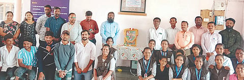 ಗಂಗಾವತಿ ತಾಲೂಕಿನ ಶ್ರೀರಾಮನಗರದ ಸಿಎನ್‌ಆರ್ ಸರ್ಕಾರಿ ಪದವಿ ಕಾಲೇಜಿನಲ್ಲಿ ಕಾಯಕ ಶರಣರ ಜಯಂತಿ ಮಂಗಳವಾರ ಆಚರಿಸಲಾಯಿತು. ಪ್ರಾಚಾರ್ಯ ಪ್ರೊ.ಸುಂಕೇಶ್ವರ ಕರಿಗೂಳಿ, ಪ್ರಾಧ್ಯಾಪಕರಾದ ಎಂ.ಶಂಕ್ರಪ್ಪ, ಕೆ.ವಿರೂಪಾಕ್ಷ, ಡಾ.ಶಶಿಕುಮಾರ ಇತರರಿದ್ದರು.