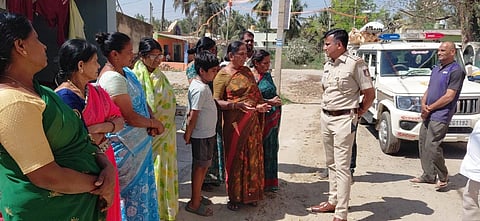  ಹಾರೋಹಳ್ಳಿ ತಾಲೂಕು ಕೊಳ್ಳಿಗನಹಳ್ಳಿಗೆ ಇನ್‌ಸ್ಪೆಕ್ಟರ್ ಮಲ್ಲೇಶ್ ಭೇಟಿ ನೀಡಿ ಪರಿಶೀಲಿಸಿ ಸಾರ್ವಜನಿಕರಿಂದ ಮಾಹಿತಿ ಪಡೆದರು.