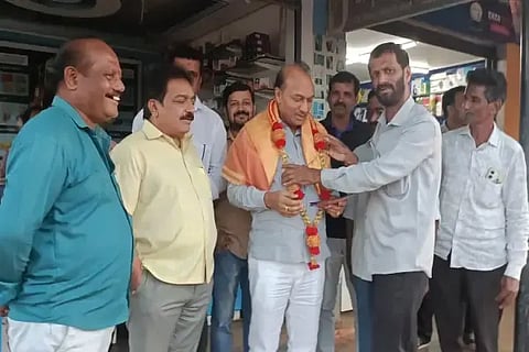 ಹೊಸನಗರ ತಾಲೂಕಿನ ನಗರ ಚಿಕ್ಕಪೇಟೆ ನಂದಿನಿ ಮಳಿಗೆಯಲ್ಲಿ ಕೆಎಂಎಫ್ ನೂತನ ನಿರ್ದೇಶಕ ಆರ್.ಎಂ.ಮಂಜುನಾಥ ಗೌಡ ಅವರನ್ನು ಸನ್ಮಾನಿಸಲಾಯಿತು. ವಿದ್ಯಾಧರ, ಕರುಣಾಕರ ಶೆಟ್ಟಿ, ಚಂದ್ರಶೇಖರ ಶೆಟ್ಟಿ, ಅಂಬರೀಷ ಇತರರಿದ್ದರು.
