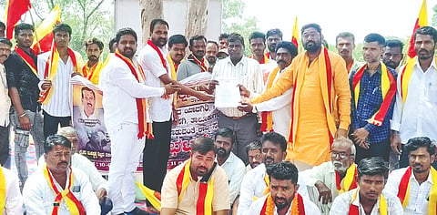 ಯಾದಗಿರಿ ಜಿಲ್ಲೆಯಲ್ಲಿ ಬರಪೀಡತ ಘೋಷಿಸಬೇಕೆಂದು ಆಗ್ರಹಿಸಿ ಹುಣಸಗಿ ತಹಸಿಲ್ ಕಚೇರಿ ಎದುರು ಕರವೇ ತಾಲೂಕು ಘಟಕದ ಕಾರ್ಯಕರ್ತರು ಪ್ರತಿಭಟನೆ ನಡೆಸಿ ತಹಸೀಲ್ದಾರ್‌ಗೆ ಮನವಿಪತ್ರ ಸಲ್ಲಿಸಿದರು. ತಾಲೂಕು ಅಧ್ಯಕ್ಷ ಬಸವರಾಜ ಚನ್ನೂರು, ಮೌನೇಶ ಚಿಂಚೋಳಿ, ರಾಜು ಅವರಾದಿ ಇತರರಿದ್ದರು.