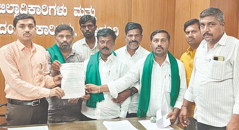 ರಾಜ್ಯ ಬರಗಾಲ ಪೀಡಿತ ಪ್ರದೇಶ ಎಂದು ಘೋಷಣೆ ಮಾಡಬೇಕು ಮತ್ತು ರೈತರ ಸಾಲಮನ್ನಾ ಮಾಡಬೇಕು ಎಂಬುದು ಸೇರಿ ವಿವಿಧ ಬೇಡಿಕೆ ಈಡೇರಿಸುವಂತೆ ಆಗ್ರಹಿಸಿ ರಾಜ್ಯ ರೈತ ಸಂಘ ಹಾಗೂ ಹಸಿರು ಸೇನೆ ಕಾರ್ಯಕರ್ತರು ಶುಕ್ರವಾರ ಜಿಲ್ಲಾಽಕಾರಿಗೆ ಮನವಿಪತ್ರ ಸಲ್ಲಿಸಿದರು. ಎಚ್. ಆರ್. ಬಡಿಗೇರ, ಮಂಜುಗೌಡ ತಂಗಡಗಿ, ಭೀಮನಗೌಡ ಹುಲಕಲ್, ಸಂಗು -Àತ್ತೇಪುರ, ಮಾಳಪ್ಪ ಭೋಸಗಿ ಮಹೇಶ ಕ್ಯಾತನಾಳ ಇತರರಿದ್ದರು.
