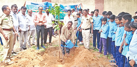 ಕೆಂಭಾವಿ ಪಟ್ಟಣದ ಬಾಲಕರ ಪ್ರೌಢಶಾಲೆಯಲ್ಲಿ ಗುರುವಾರ ಅರಣ್ಯ ಇಲಾಖೆ ಸಹಯೋಗದಲ್ಲಿ ನಡೆದ ವನಮಹೋತ್ಸವದಲ್ಲಿ ಸಸಿಗಳನ್ನು ನೆಡಲಾಯಿತು. ಜಿಪಂ ಮಾಜಿ ಅಧ್ಯಕ್ಷ ಸಿದ್ದನಗೌಡ ಪೊಲೀಸ್ ಪಾಟೀಲ್, ವಲಯ ಅರಣ್ಯಾಽಕಾರಿ ಅನೀಲಕುಮಾರ ಲೋಣಿ, ಮುಖ್ಯಗುರು ವಿಶ್ವನಾಥ ಹರಸೂರ ಇತರರಿದ್ದರು.