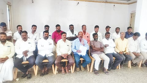 ತಿ.ನರಸೀಪುರ ಪಟ್ಟಣದ ಡಾ.ಬಿ.ಆರ್.ಅಂಬೇಡ್ಕರ್ ಸಮುದಾಯ ಭವನದಲ್ಲಿ ಮಂಗಳವಾರ ಆಯೋಜಿಸಿದ್ದ ಬಲಗೈ ಮೀಸಲಾತಿ ಹೋರಾಟ ಸಮಿತಿಯ ಸಭೆಯಲ್ಲಿ ವಿಚಾರವಾದಿ ಕೆ.ಎನ್.ಪ್ರಭುಸ್ವಾಮಿ ಮಾತನಾಡಿದರು. ಎನ್.ಲಿಂಗಪ್ಪಾಜಿ, ಆಲಗೂಡು ಎಸ್ ಚಂದ್ರಶೇಖರ್, ಎ.ಶಿವಕುಮಾರ್, ಎಂ.ಕೆ.ಸಿದ್ದರಾಜು, ಬಿ.ಮಹದೇವಸ್ವಾಮಿ, ನಾಗರಾಜ ಮೂರ್ತಿ ಇತರರು ಇದ್ದರು.