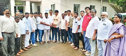 ಮೂಡಿಗೆರೆ ತಾಪಂ ಕಚೇರಿಯಲ್ಲಿ ತಾಲೂಕು ಗ್ಯಾರಂಟಿ ಯೋಜನೆ ಅನುಷ್ಠಾನ ಸಮಿತಿ ಅಧ್ಯಕ್ಷ ಸಿ.ಬಿ.ಶಂಕರ್ ಅವರಿಗೆ ಸಾರ್ವಜನಿಕರು ಅಭಿನಂದನೆ ಸಲ್ಲಿಸಿದರು. ಹೊಸಕೆರೆ ರಮೇಶ್, ಸುಧೀರ್, ಕುನ್ನಳ್ಳಿ ರವಿ, ಸಂಪತ್, ಹರೀಶ್ ಸಬ್ಬೇನಹಳ್ಳಿ, ಶ್ರೀನಿವಾಸ್, ಮಹಮ್ಮದ್ ಯಾಕೂಬ್ ಇತರರಿದ್ದರು.