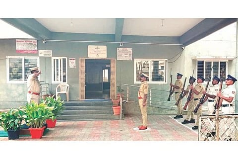 ಮುದಗಲ್ ಠಾಣೆಗೆ ಭೇಟಿ ನೀಡಿದ ಎಸ್ಪಿ ಅರಣಾಂಗ್ಶು ಗಿರಿ ಅವರಿಗೆ ಪಿಎಸ್‌ಐ ವೆಂಕಟೇಶ ಮಾಡಗೇರಿ ಹಾಗೂ ಸಿಬ್ಬಂದಿ ಗೌರವ ರಕ್ಷೆ ಸಲ್ಲಿಸಿದರು.  