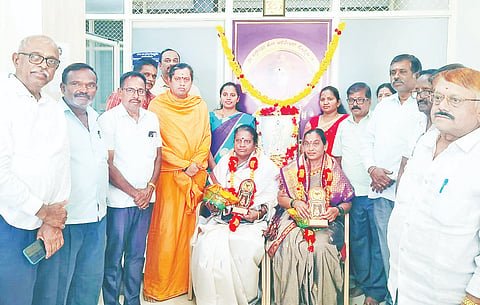  ಮಳವಳ್ಳಿ ವಿಶ್ವಗುರು ಕೋ-ಆಪರೇಟಿವ್ ಸೊಸೈಟಿಯಲ್ಲಿ ಮಂಗಳವಾರ ಹಮ್ಮಿಕೊಂಡಿದ್ದ ರೇಣುಕಾಚಾರ್ಯ ಜಯಂತಿ ಹಾಗೂ ವಿಶ್ವ ಮಹಿಳಾ ದಿನಾಚರಣೆ ಕಾರ್ಯಕ್ರಮದಲ್ಲಿ ನಾಗವೇಣಿ ಮತ್ತು ಬಿ.ಜೆ.ಶಾಮತಕುಮಾರಿ ಅವರನ್ನು ಅಭಿನಂದಿಸಲಾಯಿತು. ಶಿವಾನಂದ ಶಿವಾಚಾರ್ಷ ಸ್ವಾಮೀಜಿ, ಕೆ.ಎಸ್.ಗುರುಪ್ರಸಾದ್ ರಂಗಸ್ವಾಮಿ, ಸಿದ್ದಲಿಂಗಸ್ವಾಮಿ, ಕೃಷ್ಣಶೆಟ್ಟಿ, ದಯಾಶಂಕರ್, ಮಹದೇವು, ವಿಶ್ವಾಸ್, ಮಹೇಶ್‌ಕುಮಾರ್, ರಾಜು, ಮಲ್ಲಿಕಾರ್ಜುನಸ್ವಾಮಿ ಇದ್ದರು.
