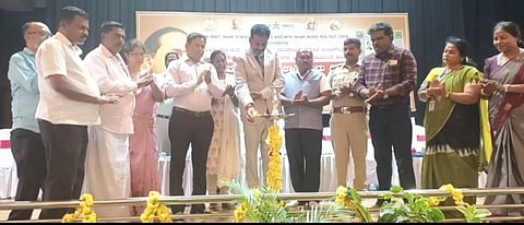 ಮಳವಳ್ಳಿ ಪಟ್ಟಣದ ಅಂಬೇಡ್ಕರ್ ಭವನದಲ್ಲಿ ಸೋಮವಾರ ಹಮ್ಮಿಕೊಂಡಿದ್ದ ಪರಿಶಿಷ್ಟ ಜಾತಿ, ಪರಿಶಿಷ್ಟ ಪಂಗಡಗಳ ಮೇಲೆ ನಡೆಯುತ್ತಿರುವ ದೌರ್ಜನ್ಯಗಳನ್ನು ತಡೆಗಟ್ಟುವ ಹಾಗೂ ಅಸ್ಪೃಶ್ಯತೆ ನಿರ್ಮೂಲನೆ ಹಾಗೂ ಸಮ ಸಮಾಜ ನಿರ್ಮಾಣ ಕುರಿತ ಒಂದು ದಿನದ ವಿಚಾರಗೋಷ್ಠಿಯನ್ನು ಕಾರ್ಯಕ್ರಮವನ್ನು ನ್ಯಾಯಾಧೀಶ ಆನಂದ್ ಉದ್ಘಾಟಿಸಿದರು. ಡಾ.ಲೋಕೇಶ್, ಶ್ರೀನಿವಾಸ್, ಉಮಾ, ನಾಗರತ್ನಾ, ಯಶವಂತಕುಮಾರ್, ಸಂತೋಷ್ ಇದ್ದರು. 