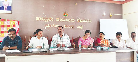 ಮಳವಳ್ಳಿ ಪಟ್ಟಣದ ತಾಲೂಕು ಪಂಚಾಯಿತಿ ಸಭಾಂಗಣದಲ್ಲಿ ಶುಕ್ರವಾರ ಉಪವಿಭಾಗಾಧಿಕಾರಿ ಶಿವಮೂರ್ತಿ ಅಧ್ಯಕ್ಷತೆಯಲ್ಲಿ ಸಿಡಿ ಹಬ್ಬದ ಪೂರ್ವಭಾವಿ ಸಭೆ ಆಯೋಜಿಸಲಾಗಿತ್ತು. ಡಾ. ಲೋಕೇಶ್, ಶ್ರೀನಿವಾಸ್, ಯಶವಂತ್ ಕುಮಾರ್, ಶ್ರೀಧರ್, ಬಸವರಾಜು, ನಾಗರತ್ನಾ ಇದ್ದರು. 