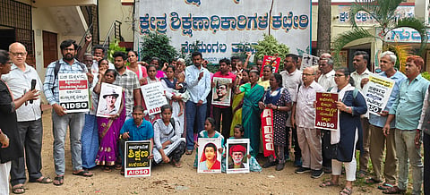  ಗ್ರಾಮೀಣ ಶಾಲೆಗಳನ್ನು ವಿಲೀನಗೊಳಿಸಿ ಕೆಪಿಎಸ್​ ಮ್ಯಾಗ್ನೆಟ್​ ಶಾಲೆ ಆರಂಭಕ್ಕೆ ಮುಂದಾಗಿರುವ ರಾಜ್ಯ ಸರ್ಕಾರದ ಕ್ರಮವನ್ನು ಖಂಡಿಸಿ ಎಐಡಿಎಸ್​ಒ ಸಂಘಟನೆ ನೆಲಮಂಗಲದ ಕ್ಷೇತ್ರ ಶಿಕ್ಷಣಾಧಿಕಾರಿ ಕಚೇರಿ ಮುಂಭಾಗ ಪ್ರತಿಭಟನೆ ನಡೆಸಿತು. ಎಐಡಿಎಸ್​ಒ ಖಜಾಂಚಿ ಸುಭಾಷ್​, ಸಾರ್ವಜನಿಕ ಶಿಕ್ಷಣ ಉಳಿಸಿ ಸಮಿತಿ ಜ್ಞಾನಮೂರ್ತಿ, ಎಚ್​.ಪಿ.ಶಿವಪ್ರಕಾಶ್​, ವಿನಯ್​ ಸಾರಥಿ, ಐಶ್ವರ್ಯ, ನಿರ್ಮಲಾ, ಕಲಾವತಿ, ಮಾಚೋನಾಯಕನಹಳ್ಳಿ ನಾಗರಾಜು, ಹನುಮಂತರಾಯಪ್ಪ, ರಾಜಮ್​, ಗೋವಿಂದರಾಜು, ವಜ್ರಕಟ್ಟೇಪಾಳ್ಯ ರಘು ಇದ್ದರು.
