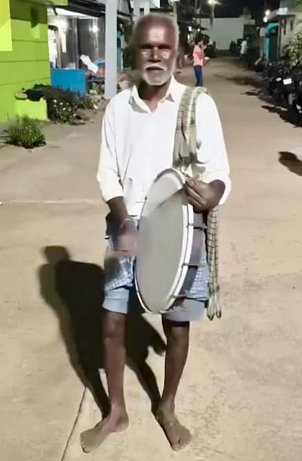 ನಂಜನಗೂಡು ತಾಲೂಕಿನ ಗೋಳೂರು ಗ್ರಾಮದ ಗ್ರಾಮದೇವತೆ ಜಾತ್ರೆ ಅಂಗವಾಗಿ ಹೆಣ್ಣು ಮಕ್ಕಳ ವಿಡಿಯೋ ಮಾಡಿದರೆ ದಂಡ ವಿಧಿಸುವ ಬಗ್ಗೆ ಗ್ರಾಮದ ಚಿಕ್ಕಜವರ ಡಂಗೂರ ಸಾರುತ್ತಿರುವ ದೃಶ್ಯ.