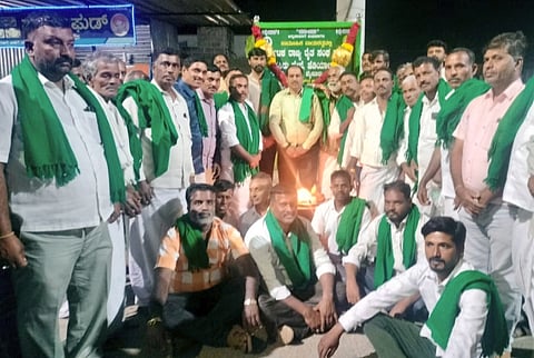 ತಾಲೂಕಿನ ಹೆಡಿಯಾಲ ಗ್ರಾಮದಲ್ಲಿ ಕರ್ನಾಟಕ ರಾಜ್ಯ ರೈತ ಸಂಘದ ಹಸಿರು ಸೇನೆ ಗ್ರಾಮ ಘಟಕವನ್ನು ರೈತ ಮುಖಂಡ ಹೊನ್ನೂರು ಪ್ರಕಾಶ್ ಉದ್ಘಾಟಿಸಿದರು. ಮಂಜು ಕಿರಣ್, ಶಿರಮಳ್ಳಿ ಮಂಜುನಾಥ್ ಇತರರು ಇದ್ದರು.