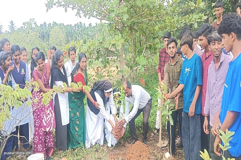 ಮೆಣಸೂರಿನ ಮೌಂಟ್‌ಕಾರ್ಮೆಲ್ ಪದವಿ ಪೂರ್ವ ಕಾಲೇಜಿನಲ್ಲಿ ಪರಿಸರ ದಿನಾಚರಣೆ ಅಂಗವಾಗಿ ಗಿಡ ನೆಡುವ ಕಾರ್ಯಕ್ರಮಕ್ಕೆ ಸಿಸ್ಟರ್‌ಶುಭ ಚಾಲನೆ ನೀಡಿದರು. 