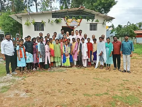  ಕೆ.ಬಿದರೆ ಎ.ಸಿ.ಚಂದ್ರೇಗೌಡ ಸ್ಮಾರಕ ಪ್ರೌಢಶಾಲೆಯಲ್ಲಿ ನೂತನ ಶೌಚಗೃಹ ಉದ್ಘಾಟಿಸಲಾಯಿತು. ಟಿ.ಕೆ.ಜಗದೀಶ್, ಎ.ಸಿ. ನಿರಂಜನ್, ಪ್ರದೀಪ್ ಇತರರಿದ್ದರು.