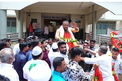 ಶಿರಾ ನಗರಸಭೆ ಅಧ್ಯಕ್ಷ ಜಿಷನ್​ ಅಹಮ್ಮದ್​ ವಿರುದ್ಧ ಮಂಡಿಸಿದ್ದ ಅವಿಶ್ವಾಸ ರ್ನಿಣಯ ವಿಲವಾದ ಹಿನ್ನೆಲೆ ಅಭಿಮಾನಿಗಳು ಸಂಭ್ರಮಾಚರಿಸಿದರು. ನಗರಸಭೆ ಸದಸ್ಯ ಅಜಯ್​ ಕುಮಾರ್​, ಉಪಾಧ್ಯಕ್ಷ ಲಕ್ಷ್ಮೀಕಾಂತ್​, ನಗರಸಭೆ ಆಯುಕ್ತ ರುದ್ರೇಶ್​ ಹಾಗೂ ನಗರಸಭೆಯ ಅಧಿಕಾರಿಗಳು ಇದ್ದರು.