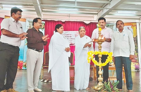 ಶಿಕಾರಿಪುರದಲ್ಲಿ ಆಯೋಜಿಸಿದ್ದ ವ್ಯಸನಮುಕ್ತ ಭಾರತ ಅಭಿಯಾನವನ್ನು ಶಾಸಕ ಬಿ.ವೈ.ವಿಜಯೇಂದ್ರ ಉದ್ಘಾಟಿಸಿದರು. ಅನಸೂಯಕ್ಕ, ಕೆ.ಎಸ್​.ಗುರುಮೂರ್ತಿ, ಡಾ. ಶಿವಕುಮಾರ್​ ಇತರರಿದ್ದರು.