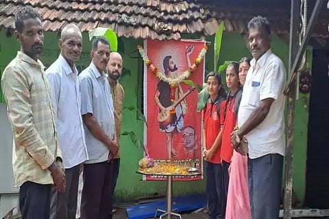 ಸೊರಬದಲ್ಲಿ ಆಯೋಜಿಸಿದ್ದ ಕನಕದಾಸ ಜಯಂತಿ ಕಾರ್ಯಕ್ರಮದಲ್ಲಿ ಭಾವಚಿತ್ರಕ್ಕೆ ಭಕ್ತ ಮಂಡಳಿ ಅಧ್ಯಕ್ಷ ತಿಪ್ಪಣ್ಣ ಪುಷ್ಪನಮನ ಸಲ್ಲಿಸಿದರು. ವಿನಯಕುಮಾರ್, ಬಾಲಕೃಷ್ಣ, ಯಶವಂತ ಇತರರಿದ್ದರು.