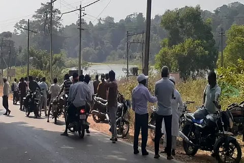 ತಾಲೂಕಿನ ದೂಗೂರು-ಉಳವಿ ರಸ್ತೆಯಲ್ಲಿ ಆನೆ ನೋಡಲು ಸೇರಿದ್ದ ಜನ.