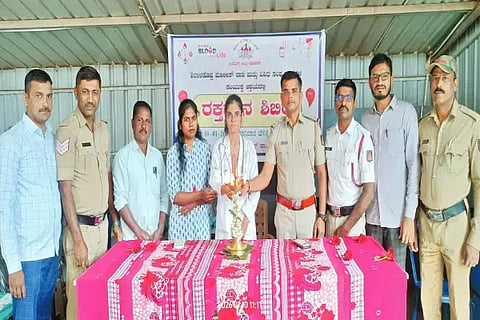 ಶಿರಾಳಕೊಪ್ಪದ ಪೊಲೀಸ್ ಠಾಣೆಯಲ್ಲಿ ಏರ್ಪಡಿಸಿದ್ದ ರಕ್ತದಾನ ಶಿಬಿರವನ್ನು ಎಸ್‌ಐ ಪ್ರಶಾಂತ್ ಉದ್ಘಾಟಿಸಿದರು. ಹಾಲೇಶಪ್ಪ, ನಿಸರ್ಗಾ ಅರುಣ್, ರಮ್ಯಾ ಸತೀಶ್ ಇತರರಿದ್ದರು.