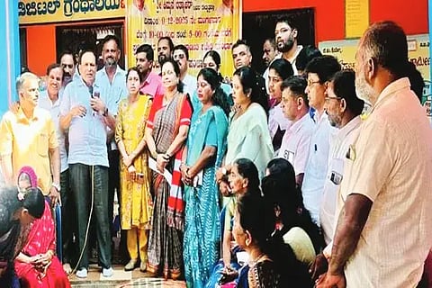 ಹುಂಚದಕಟ್ಟೆ ಗ್ರಾಮದಲ್ಲಿ ವ್ಯಕ್ತಿಯೊಬ್ಬರ ಜಾಗ ಖುಲ್ಲಾಗೊಳಿಸದಂತೆ ಒತ್ತಾಯಿಸಿ ಮಾಜಿ ಸಚಿವ ಕಿಮ್ಮನೆ ರತ್ನಾಕರ್ ನೇತೃತ್ವದಲ್ಲಿ ಪ್ರತಿಭಟನೆ ನಡೆಸಲಾಯಿತು. ಚೇತನ್, ಉಮೇಶ್, ಬಂಡಿ ರಾಮಚಂದ್ರ, ಜಿ.ಎಸ್.ನಾರಾಯಣ ರಾವ್, ಡಿ.ಎಸ್.ವಿಶ್ವನಾಥ ಶೆಟ್ಟಿ ಇತರರಿದ್ದರು.