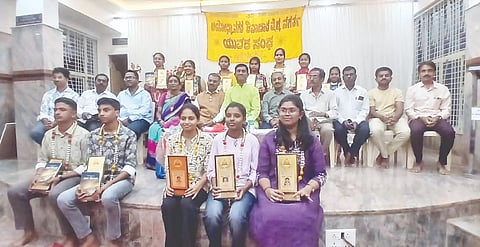 ವಿಜಯಪುರದ ಶ್ರೀ ನಗರೇಶ್ವರ ಸ್ವಾಮಿ ಪ್ರಾರ್ಥನಾ ಮಂದಿರದಲ್ಲಿ ಹಮ್ಮಿಕೊಂಡಿದ್ದ ಪ್ರತಿಭಾ ಪುರಸ್ಕಾರ ಮತ್ತು ಸೌಲಭ್ಯ ವಿತರಣೆ ಕಾರ್ಯಕ್ರಮದಲ್ಲಿ ಉತ್ತಮ ಸಾಧನೆ ಮಾಡಿದ ವಿದ್ಯಾರ್ಥಿಗಳಿಗೆ ಪ್ರತಿಭಾ ಪುರಸ್ಕಾರ ನೀಡಲಾಯಿತು. ರೋಟರಿ ಸಂಸ್ಥೆ ಮಾಜಿ ಅಧ್ಯಕ್ಷ ಬಿ.ವಿನಯ್​ ಕುಮಾರ್​, ನಗರ್ತ ಯುವಕ ಸಂಘದ ಅಧ್ಯಕ್ಷ ಬಸವರಾಜ್​, ಯೋಜನಾ ನಿರ್ದೇಶಕಿ ಎ.ಮಧು, ಸಂಘದ ಗೌರವಾಧ್ಯಕ್ಷ ಮ.ಸುರೇಶ್​ ಬಾಬು ಇತರರು ಇದ್ದರು. 