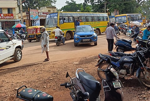 ವಿಜಯಪುರದ ಅಂಗತಟ್ಟಿ ನಂಜುಂಡಪ್ಪ ವೃತ್ತದಲ್ಲಿ ಸಂತೆ ಹಾಕುತ್ತಿರುವ ಕಾರಣ ಸಂಚಾರ ದಟ್ಟಣೆಯಿಂದ ಶಾಲಾ ಮಕ್ಕಳು ಹಾಗೂ ಸಾರ್ವಜನಿಕರು ಪರದಾಡುವಂತಾಗಿದೆ.  