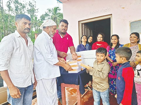 ಕಡಂಗ ಸರ್ಕಾರಿ ಶಾಲೆಯ ವಿದ್ಯಾರ್ಥಿಗಳಿಗೆ ಸಮಾಜ ಸೇವಕರಾದ ಸಬೀಲ್ ಮತ್ತು ತಂದೆ ಅಬ್ದುಲ್ಲಾ ಹಾಜಿ ನೋಟ್ ಪುಸ್ತಕ ವಿತರಿಸಿದರು. ಹೇಮಾವತಿ , ವತ್ಸಲಾ ಶ್ರೀಶ  ಇತರರು ಇದ್ದರು