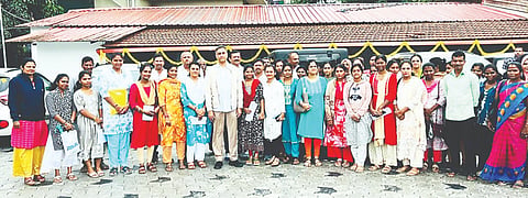  ವಿರಾಜಪೇಟೆ ವಿಧಾನ ಸಭಾ ಕ್ಷೇತ್ರದ ವ್ಯಾಪ್ತಿಯ ಅಂಗನವಾಡಿಗೆ ಆಯ್ಕೆಯಾದ ಕಾರ್ಯಕರ್ತೆಯರು ಹಾಗೂ ಸಹಾಯಕರು ಶಾಸಕ ಎ.ಎಸ್.ಪೊನ್ನಣ್ಣ ಆದೇಶ ಪತ್ರ ನೀಡಿದರು. ವಿನೋದ್ ನಾಣಯ್ಯ, ಸುಬೀರ್, ತುಳಸಿ ಗಾಂಧಿ ಪ್ರಸಾದ್ ಇತರರು ಇದ್ದರು.