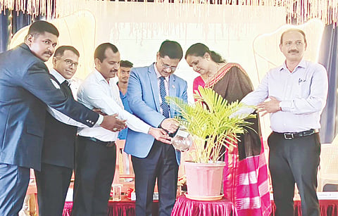 ವಿರಾಜಪೇಟೆಯ ಸರ್ಕಾರಿ ಪ್ರಥಮ ದರ್ಜೆ ಕಾಲೇಜು ವಾರ್ಷಿಕೋತ್ಸವವನ್ನು ಕುಲಪತಿ ಪ್ರೊ.ಅಶೋಕ ಸಂಗಪ್ಪ ಆಲೂರ ಉದ್ಘಾಟಿಸಿದರು. ಪ್ರೊ. ಸರಸ್ವತಿ, ಪ್ರೊ.ದಯಾನಂದ, ಪ್ರೊ.ಬಸವರಾಜು, ಕೆ.ಜೆ.ದಿವಾಕರ ಕುಂದಲ್ಪಾಡಿ ಇದ್ದರು.