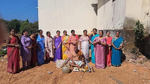  ವಿರಾಜಪೇಟೆಯ ಕೊಡಗು ಮಹಿಳಾ ಸಹಕಾರ ಸಂಘದಲ್ಲಿ ಹೈಟೆಕ್ ಶೌಚಗೃಹ  ನಿರ್ಮಾಣ ಕಾಮಗಾರಿಗೆ ಮಹಿಳಾ ಸಮಾಜದ ಅಧ್ಯಕ್ಷೆ ಪಟ್ರಪಂಡ ಗೀತಾ ಬೆಳ್ಯಪ್ಪ ಹಾಗೂ ವಿರಾಜಪೇಟೆ ಪುರಸಭೆ ಗಾಂಧಿನಗರ ವಾರ್ಡ್ ಮಾಜಿ ಸದಸ್ಯೆ ಸುನಿತಾ ಭೂಮಿಪೂಜೆ ನೆರವೇರಿಸಿದರು. ಬಿ.ಆರ್. ಸಬಿತಾ, ಪ್ರೇಮಾ ಮಂಜುನಾಥ್, ಬಿ.ಎನ್. ಭಾರತಿ ಇತರರು ಇದ್ದರು.    