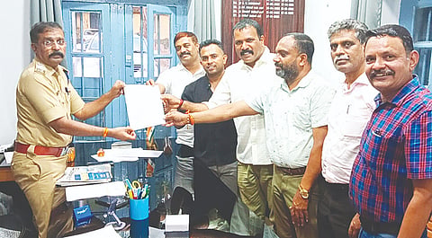 ವಿರಾಜಪೇಟೆಯಲ್ಲಿ ಮಳಿಗೆಗಳ ಮುಚ್ಚುವಿಕೆ ಸಮಯ ವಿಸ್ತರಿಸುವಂತೆ ವಿರಾಜಪೇಟೆ ನಗರ ವರ್ತಕರ ಸಂಘದ ವತಿಯಿಂದ ವಿರಾಜಪೇಟೆಯ ಡಿವೈಎಸ್‌ಪಿ ಮಹೇಶ್ ಕುಮಾರ್‌ಗೆ ಮನವಿ ಸಲ್ಲಿಸಲಾಯಿತು. ಸುರೇಶ್, ರಾಜೇಶ್ ಆರ್.ಶೇಠ್, ಶಶಿ, ಎಂ.ಎಸ್.ಮೊಹಮ್ಮದ್ ಹನೀಫ್ ಇದ್ದರು