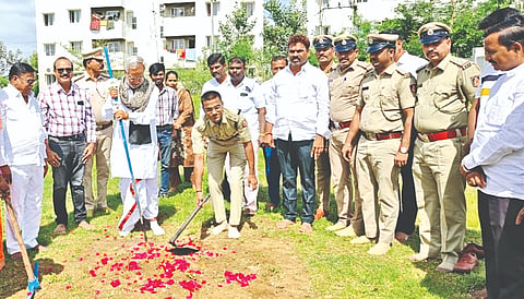 ಯಾದಗಿರಿ ಎಸ್‌ಪಿ ಕಚೇರಿ ಆವರಣದಲ್ಲಿ ಸೋಮವಾರ ಶ್ವಾನ ಘಟಕದ ಕಟ್ಟಡ ಕಾಮಗಾರಿಗೆ ಶಾಸಕ ಚನ್ನಾರಡ್ಡಿ ಪಾಟೀಲ್ ಶಂಕುಸ್ಥಾಪನೆ ನೆರವೇರಿಸಿದರು. ಜಿಲ್ಲಾ ಪೊಲೀಸ್ ವರಿಷ್ಠಾಽಕಾರಿ ಪೃಥ್ವಿಕ್ ಶಂಕರ್, ಹೆಚ್ಚುವರಿ ಎಸ್‌ಪಿ ಧರಣೇಶ, ಡಿವೈಎಸ್‌ಪಿ ಭರತಕುಮಾರ ಇತರರಿದ್ದರು.