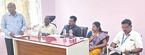 ಯಾದಗಿರಿ ನಗರಸಭೆಯಲ್ಲಿ ಬುಧವಾರ ಕರೆದಿದ್ದ ಪಿಎಂ ಸ್ವ&ನಿಧಿ ಯೋಜನೆಯ ಲೋಕ ಕಲ್ಯಾಣ ಮೇಳ ನಿಮಿತ್ತ ಆಯೋಜಿಸಿದ್ದ ಬ್ಯಾಂಕರ್ಸ್​ ಸಭೆಯಲ್ಲಿ ಪೌರಾಯುಕ್ತ ಉಮೇಶ ಚವ್ಹಾಣ್​, ಶಾಂತಿಕುಮಾರಿ, ವಿಠೋಬ್​ ಯಾದವ, ಸುಭಾಷಚಂದ್ರ ಇತರರಿದ್ದರು.