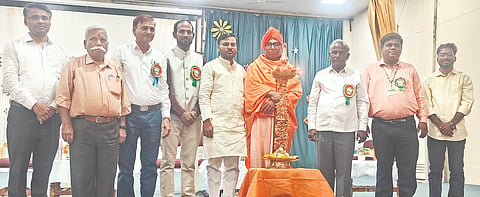 ಭೀಮರಾಯನ ಗುಡಿ ಕೃಷಿ ಮಹಾವಿದ್ಯಾಲಯದಲ್ಲಿ ಶನಿವಾರ ಆಯೋಜಿಸಿದ್ದ ರಜತ ಮಹೋತ್ಸವ ಮತ್ತು ಹಳೆಯ ವಿದ್ಯಾರ್ಥಿಗಳ ಸಮ್ಮಿಲನದ ಸಮಾರೋಪ ಸಮಾರಂಭವನ್ನು ಶ್ರೀ ಶಿವಕುಮಾರ ಮಹಾಸ್ವಾಮೀಜಿ ಉದ್ಘಾಟಿಸಿದರು. ರಮೇಶ ಮಹೇಂದ್ರಕರ್​, ಡಾ.ಬದ್ರಿಪ್ರಸಾದ, ಮಲ್ಲಿಕಾರ್ಜುನ ವನದುರ್ಗ, ತಿಮ್ಮಣ್ಣ ಚೌಡಿ, ಡಾ.ಶಶಿಕಾಂತ ಕಟ್ಟಿಮನಿ ಇತರರಿದ್ದರು.