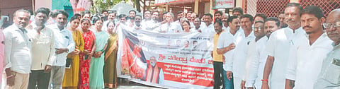 ನರೇಂದ್ರ ಮೋದಿ ಅವರು ಅತಿ ಹೆಚ್ಚು ದಿನಗಳ ಕಾಲ ಸೇವೆ ಸಲ್ಲಿಸಿದ ಚುನಾಯಿತ ಪ್ರಧಾನಮಂತ್ರಿ ಅವಿಸ್ಮರಣೀಯ ವಿಶಿಷ್ಟ ಗೌರವಕ್ಕೆ ಪಾತ್ರರಾದ ಹಿನ್ನೆಲೆಯಲ್ಲಿ ಜಿಲ್ಲಾ ಬಿಜೆಪಿ ಟಕದಿಂದ ನಗರದ ಮಹಾಲಕ್ಷಿ$್ಮ ದೇವಸ್ಥಾನದಲ್ಲಿ ಬುಧವಾರ ವಿಶೇಷ ಪೂಜೆ ಸಲ್ಲಿಸಿದರು. ಮಹೇಶರೆಡ್ಡಿ ಮುದ್ನಾಳ್​, ಬಸವರಾಜಪ್ಪ ವಿಭೂತಿಹಳ್ಳಿ,ನಾಗರತ್ನ ಕುಪ್ಪಿ, ಡಾ.ಶರಣಭೂಪಾಲರಡ್ಡಿ ನಾಯ್ಕಲ್​, ಲಿಂಗಪ್ಪ ಹತ್ತಿಮನಿ, ಹಣಮಂತ ಇಟಗಿ, ವಿಲಾಸ್​ ಪಾಟೀಲ್​ ಇತರರಿದ್ದರು.