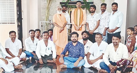 ಶಹಾಪುರ ತಾಲೂಕಿನ ಕನ್ನೆಕೊಳ್ಳೂರು ಗ್ರಾಮದಲ್ಲಿ ಶುಕ್ರವಾರ ಆಯೋಜಿಸಿದ್ದ ನೂತನ ಶ್ರೀಗುರು ಸಿದ್ಧಲಿಂಗೇಶ್ವರ ಮೂರ್ತಿಯ ಪ್ರಾಣ ಪ್ರತಿಷ್ಠಾಪನೆ ಹಾಗೂ ಶ್ರೀಮಠದ ನೂತನ ಕಳಸಾರೋಹಣ ಕಾರ್ಯಕ್ರಮದಲ್ಲಿ ಚನ್ನವೀರ ಶಿವಾಚಾರ್ಯ, ಸಿದ್ದಲಿಂಗ ಸ್ವಾಮೀಜಿ, ಕೌಳೂರಿನ ಸಿದ್ಧರಾಮ ದೇವರು, ಚನ್ನವೀರಯ್ಯಸ್ವಾಮಿ ಕೌಳೂರು, ರುದ್ರಮುನಿ ಹಿರೇಮಠ ಇತರರಿದ್ದರು.