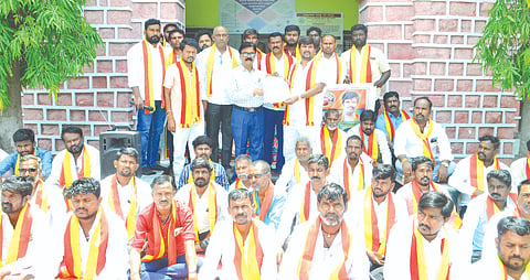 ಗಿರಿ ಜಿಲ್ಲೆಯನ್ನು ಬರಪೀಡಿತ ಘೋಷಣೆ ಮಾಡುವಂತೆ ಆಗ್ರಹಿಸಿ ಯಾದಗಿರಿ ತಹಸಿಲ್ ಕಚೇರಿ ಎದುರು ಗುರುವಾರ ಕರವೇ ಜಿಲ್ಲಾ ಘಟಕದ ಪದಾಧಿಕಾರಿಗಳು ಅಧ್ಯಕ್ಷ ಟಿ.ಎನ್.ಭೀಮುನಾಯಕ ನೇತೃತ್ವದಲ್ಲಿ ಪ್ರತಿಭಟನೆ ನಡೆಸಿ ಮನವಿ ಸಲ್ಲಿಸಿದರು. ಸಿದ್ದುನಾಯಕ ಹತ್ತಿಕುಣಿ, ನಿಂಗಪ್ಪ ಗುಡಗುಡಿ, ವಿಶ್ವರಾಜ ಪಾಟೀಲï, ಸಿದ್ದಪ್ಪ ಕೂಯಿಲೂರ, ಭೀಮರಾಯ ರಾಮಸಮುದ್ರ, ಸಿದ್ದಪ್ಪ ಕ್ಯಾಸಪನಳ್ಳಿ, ಅಶೋಕ ನಾಯಕ, ಸುಭಾಷ ಯರಗೋಳ, ವೆಂಕಟರಾಮುಲು ಸೈದಾಪೂರ, ಸುರೇಶ ಬೆಳಗುಂದಿ, ಜರ್ನಾಧನ ಬಡಿಗೇರಾ ಇತರರಿದ್ದರು.