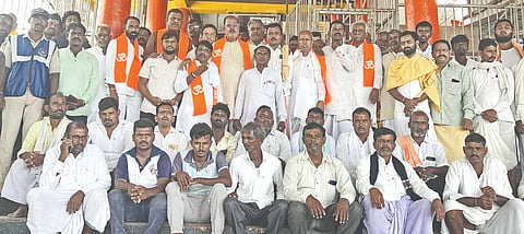 ಯಾದಗಿರಿ ಸಮೀಪದ ಮೈಲಾರಲಿಂಗೇಶ್ವರ ದೇವಸ್ಥಾನದಲ್ಲಿ ಬುಧವಾರ ಬಿಜೆಪಿ ಹಿರಿಯ ಮುಖಂಡ ರಾಚಣ್ಣಗೌಡ ಮುದ್ನಾಳ್​ ಅವರಿಂದ ವಿಶೇಷ ಪೂಜೆ ನಡೆಯಿತು. 