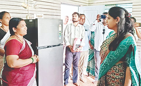 ಯಳಂದೂರು ಪಟ್ಟಣದ ಸಮಾಜ ಕಲ್ಯಾಣ ಇಲಾಖೆ ವಿದ್ಯಾರ್ಥಿನಿಲಯಕ್ಕೆ ಜಿಲ್ಲಾಧಿಕಾರಿ ಶ್ರೀರೂಪಾ ಬುಧವಾರ ಭೇಟಿ ನೀಡಿ ನೌಕರರಿಂದ ಮಾಹಿತಿ ಪಡೆದರು.