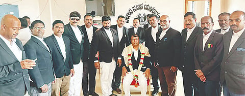 ಯಳಂದೂರು ಪಟ್ಣಣದ ನ್ಯಾಯಾಲಯದ ಆವರಣದಲ್ಲಿರುವ ವಕೀಲರ ಸಂಘಕ್ಕೆ ರಾಜ್ಯ ವಕೀಲರ ಪರಿಷತ್ ನೂತನ ಸದಸ್ಯ ಕೆ.ಎಸ್.ಮಹದೇವಪ್ರಸಾದ್ ಅವರನ್ನು ವಕೀಲರ ಸಂಘದಿಂದ ಸನ್ಮಾನಿಸಲಾಯಿತು. ಜಿ.ಎನ್.ಸಂಪತ್, ಗೌಡಹಳ್ಳಿ ಮಹೇಶ್, ರಂಜಿತಾ ಇತರರು ಇದ್ದರು. 