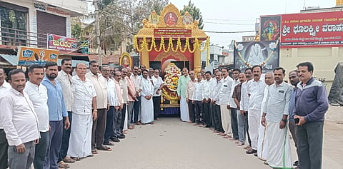ಯಳಂದೂದು ಪಟ್ಟಣದ ಎಸ್‌ಬಿಎಂ ವೃತ್ತದಲ್ಲಿ ಶನಿವಾರ ಸುತ್ತೂರು ಜಾತ್ರಾ ಮಹೋತ್ಸವದ ಪ್ರಚಾರ ರಥಕ್ಕೆ ದುಗ್ಗಹಟ್ಟಿ ವಿ.ಮಲ್ಲಿಕಾರ್ಜುನಸ್ವಾಮಿ ಚಾಲನೆ ನೀಡಿದರು. ಗೌಡಹಳ್ಳಿ ರವಿ ಇತರರು ಇದ್ದರು. 