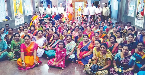 ಹಗರಿಬೊಮ್ಮನಹಳ್ಳಿ ಹಳೇ ಊರಿನ ಶ್ರೀ ನೀಲಕಂಠೇಶ್ವರಸ್ವಾಮಿ ದೇಗುಲದಲ್ಲಿ ಅಧಿಕ ಮಾಸದ ನಿಮಿತ್ತ ಕುರುಹೀನಶೆಟ್ಟಿ ಸಮಾಜದಿಂದ ಮಹಿಳೆಯರಿಗೆ ಉಡಿ ತುಂಬಲಾಯಿತು. 