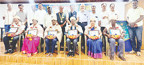  ಪಿರಿಯಾಪಟ್ಟಣದ ರೋಟರಿ ಭವನದಲ್ಲಿ ಆಯೋಜಿಸಿದ್ದ ಶಿಕ್ಷಕರ ದಿನಾಚರಣೆ ಕಾರ್ಯಕ್ರಮದಲ್ಲಿ ಶಿಕ್ಷಕರನ್ನು ಸನ್ಮಾನಿಸಲಾಯಿತು. ಬಲರಾಮ್, ಸತ್ಯನಾರಾಯಣ, ಬಿ.ಎಸ್.ಹರೀಶ್, ರಾಜೇಗೌಡ. ಬಿ.ಆರ್.ಸತೀಶಕುಮಾರ್. ಕೆ.ಆರ್.ನಾಗರಾಜು, ಕೆ.ಎಂ.ವಿನಯ್ ಶೇಖರ್, ಟಿ.ಚಂದ್ರು, ಶ್ರೀಕಾಂತ್, ಕೃಷ್ಣೇಗೌಡ, ಜ್ಯೋತಿ ಗೌಡ, ಭರತ್, ಪ್ರತೀಪ್ ಇತರರು ಇದ್ದರು.