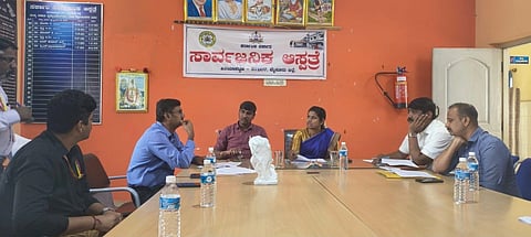 ಪಿರಿಯಾಪಟ್ಟಣದ ಸಾರ್ವಜನಿಕ ಆಸ್ಪತ್ರೆಯಲ್ಲಿ ಉಪ ವಿಭಾಗಾಧಿಕಾರಿ ಕಾವ್ಯಾರಾಣಿ ಆರೋಗ್ಯ ರಕ್ಷಾ ಸಮಿತಿ ಸಭೆ ನಡೆಸಿದರು.  ನಿಸರ್ಗ ಪ್ರಿಯಾ, ಶ್ರೀನಿವಾಸ್, ಡಾ.ಶಶಿಧರ್,ಎಚ್.ಪಿ.ಮಧು, ಡಾ.ವಿಕ್ರಂ ಇದ್ದರು.