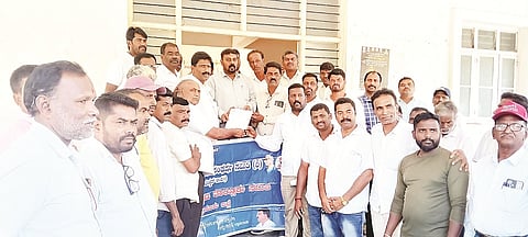 ಪಿರಿಯಾಪಟ್ಟಣದ ತಾಲೂಕು ಕಚೇರಿಯ ಮುಂಭಾಗ ದಸಂಸ ಮುಖಂಡರು ಪ್ರತಿಭಟನೆ ನಡೆಸಿ ಉಪ ತಹಸೀಲ್ದಾರ್ ವಿನೋದ್ ಕುಮಾರ್ ಅವರಿಗೆ ಮನವಿ ಪತ್ರ ಸಲ್ಲಿಸಿದರು. ಎಸ್.ರಾಮು, ಧನರಾಜ್, ತಮ್ಮಣ್ಣಯ್ಯ, ಕಾಮರಾಜು, ಪುಟ್ಟರಾಜು, ಹೊನ್ನೂರಯ್ಯ, ಚೆಲುವಯ್ಯ ಇತರರು ಇದ್ದರು.