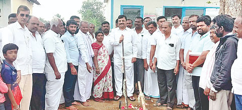 ಹಲಗೂರಿನ ವಿವಿಧ ರಸ್ತೆ ಕಾಮಗಾರಿಗಳಿಗೆ ಶಾಸಕ ಪಿ.ಎಂ.ನರೇಂದ್ರಸ್ವಾಮಿ ಭೂಮಿಪೂಜೆ ನೆರವೇರಿಸಿದರು. ಶಿವಮ್ಮ, ನಟೇಶ್, ಸೋಮಶೇಖರ್, ಕುಂತೂರು ಗೋಪಾಲ್ ಇತರರು ಇದ್ದರು. 