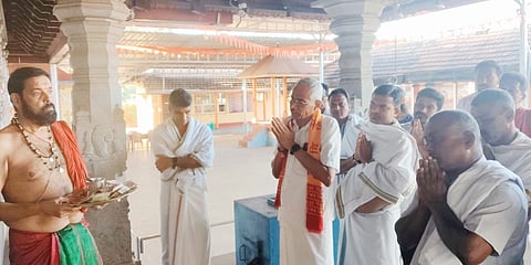 ಪೆರಾಜೆ ಶ್ರೀ ಶಾಸ್ತಾವು ದೇವಾಲಯದಲ್ಲಿ ಬಿಜೆಪಿ ಶಕ್ತಿ ಕೇಂದ್ರದ ಪೆರಾಜೆ ವತಿಯಿಂದ ಶ್ರೀ ಸೋಮನಾಥ ದೇವಸ್ಥಾನದ ಸ್ವಾಭಿಮಾನ ಪರ್ವ, ಸಾವಿರ ವರ್ಷಗಳ ಅಖಂಡ ನಂಬಿಕೆ ಶಿವನ ಶಾಶ್ವತ ಶಕ್ತಿಯ ಪ್ರತೀಕ ಈ ಹಿನ್ನಲೆಯಲ್ಲಿ ವಿಶೇಷ ಪೂಜೆ ಮತ್ತು ಪ್ರಾರ್ಥನೆ ಸಲ್ಲಿಸಲಾಗಿದೆ. 